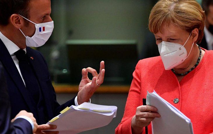 El presidente franc&eacute;s, Emmanuel Macron y la canciller alemana, Angela Merkel,