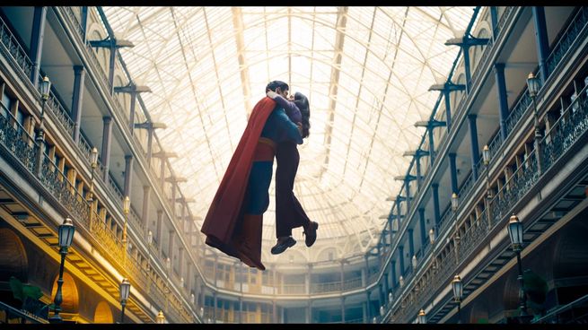 David Corensweet y Rachel Brosnahan como Superman y Lois Lane, en la versión 2025.