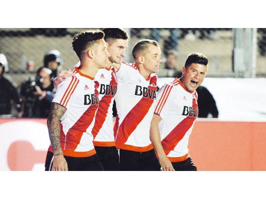 GOLEADOR. Sebastián Driussi y Andrés D’Alessandro abrazan a Lucas Alario, autor del tanto que clasificó a River a los cuartos de final de la Copa Argentina. El paraguayo Jorge Moreira también se suma al grito de gol.