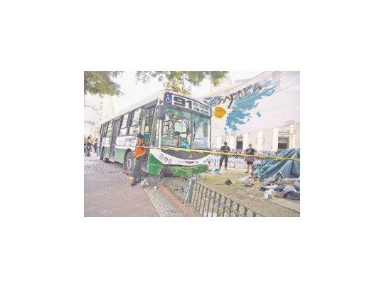 El chofer de una unidad de colectivos de la linea 91 perdió el control del vehículo y terminó subido a una vereda, justo en la Plaza de Mayo. Por el accidente, unas 5 personas resultaron heridas.