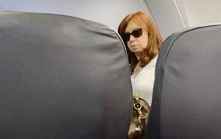 Viaje. Cristina de Kirchner en su vuelo Buenos Aires-Panamá para continuar luego a Cuba donde esta convalesciente su hija Florencia. Viaje. Cristina de Kirchner en su vuelo Buenos Aires-Panamá para continuar luego a Cuba donde esta convalesciente su hija Florencia.