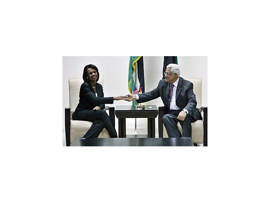 Condoleezza Rice junto al presidente palestino Mahmud Abbas en Ramallah