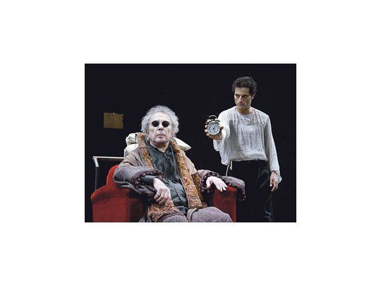 Alfredo Alcón, como Hamm, y Joaquín Furriel, como Clov,  dúo protagónico de “Final de partida”, de Samuel Beckett.