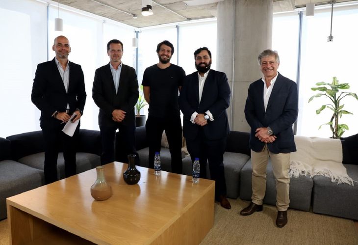 Juli&aacute;n Guarino, Subdirector period&iacute;stico de &Aacute;mbito Financiero; Guillermo Jejcic, Director de Banca Minorista y TI de Ita&uacute; Argentina; Jonathan Stern, Director Comercial de Mercado Pago; Pablo Juanes Roig, Ceo & Co-founder de Banza y Ricardo D'Aloia, Director de RRII y Nuevos Negocios de &Aacute;mbito Financiero.