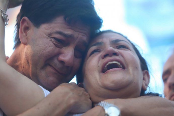 Los padres de Fernando Báez Sosa se quebraron al hablar ante la multitud que reclamó justicia por el crimen de su hijo. 