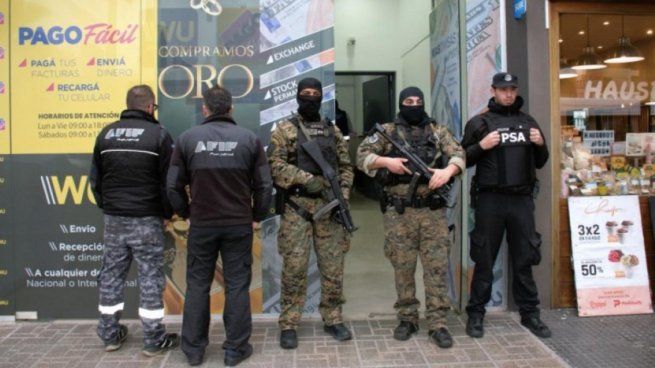 Una banda dedicada al contrabando y al lavado de dinero cayó tras 27 allanamientos en provincia de Buenos Aires.