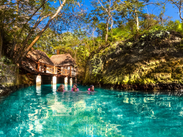 El primer hotel de este tipo fue el Hotel Xcaret México, que hoy es un referente en turismo de lujo con enfoque ecológico.