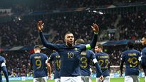 Goleador. Mbappé anotó un triplete en la victoria histórica de Francia.