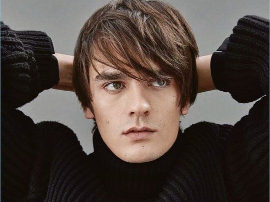 Alain Delon jr. El título del libro, De la raza de señores, alude a un famoso film de su padre de 1974.