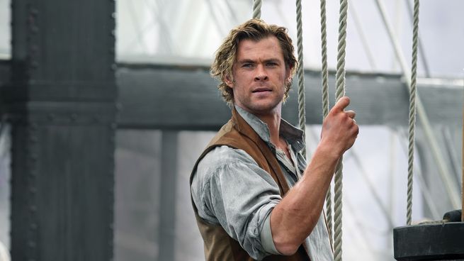 Chris Hemsworth encarna a un marinero decidido en un drama histórico lleno de suspenso.