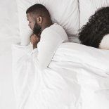 Los expertos explicaron la razón por la que hay parejas que prefieren dormir de espalda. Los expertos explicaron la razón por la que hay parejas que prefieren dormir de espalda.