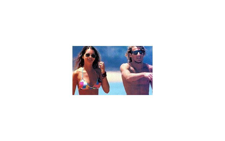 Zaira Nara comunicó vía twitter su separación del futbolista.