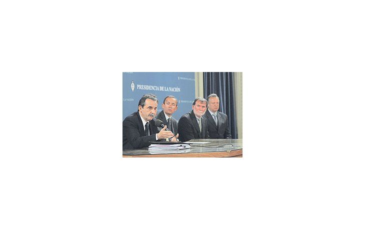 ámbito.com | El secretarioGuillermoMorenoexplica losdetalles delencuentrocon lasautomotricesjunto aEnriqueAlemañy, deFord;DominiqueMaciet, deRenault; yFelipeRovera, deGeneralMotors.