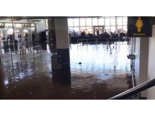 La rotura de un caño dejó hasta siete centímetros de agua en el ala oeste de la Terminal 4.