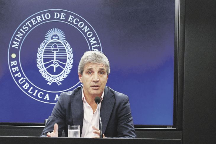 Luis Caputo, en su rol de ministro de Economía, absorberá el sector de Infraestructura. Luis Caputo, en su rol de ministro de Economía, absorberá el sector de Infraestructura.