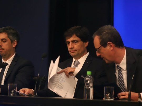 Lacunza anunció una batería de medidas para aliviar la situación fiscal.