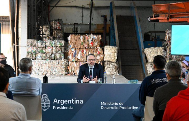 El gobierno destinará $400 millones a cooperativas de reciclaje de residuos.