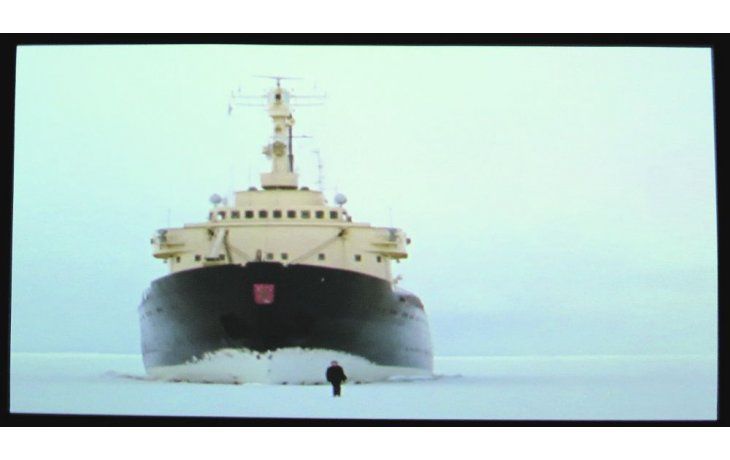 ámbito.com | Rompehielos espectral. El holandés Guido van der Werve y su obra “Número ocho, Todo va a estar bien” (2007, video HD en 16mm).