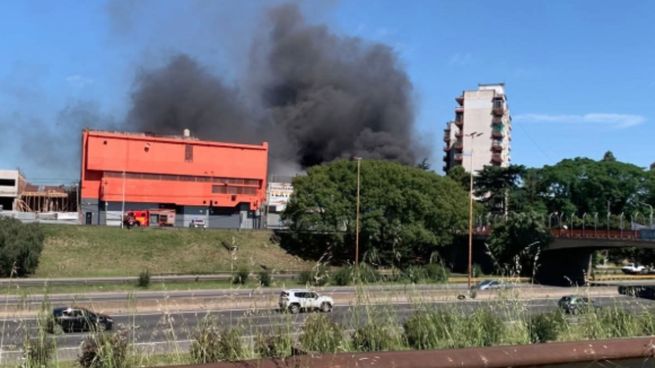 Las imágenes transmitidas por televisión mostraron a los bomberos trabajando con dificultades debido a la baja presión de agua