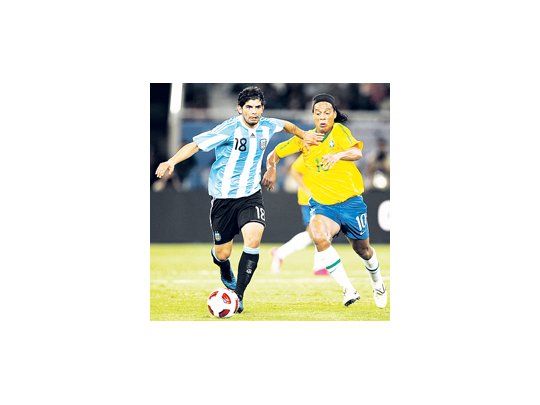 Ever Banega le gana a Ronaldinho. El ex Boca fue de lo mejor de la cancha y el brasileño mostró por cuentagotas su gran calidad. Casi hace un gol de taco que hubiera sido antológico.