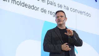 La advertencia la hizo Mark Esposito, profesor de Política Tecnológica en Northeastern University, Faculty Associate del Berkman Klein Center de Harvard University y economista jefe de micro1, durante su exposición en el 62° Coloquio de IDEA.
