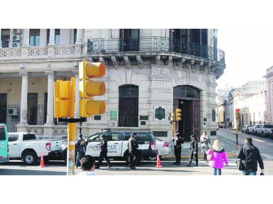 despliegue. Los nuevos operativos alcanzaron a la casa y el despacho del concejal Gainza, y a un local partidario del PRO.