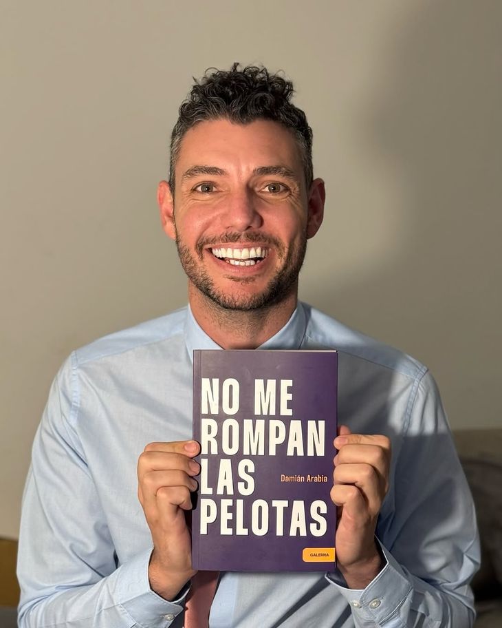 El diputado Damián Arabia con su libro, El diputado Damián Arabia con su libro,