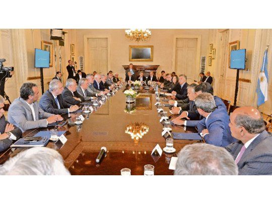 foto. Mauricio Macri y los gobernadores, durante la firma del Consenso Fiscal en noviembre. Ahora activará nuevas reuniones bilaterales.