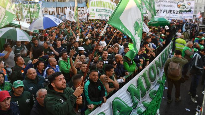 Los sindicatos se movilizan al Ministerio de Economía en apoyo a Massa.&nbsp;