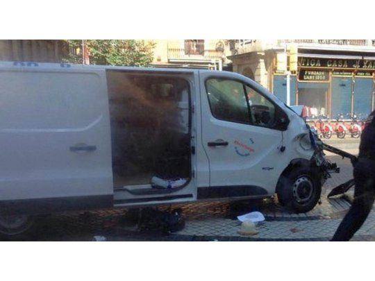 El conductor terrorista que atropelló y mató a 13 personas e hirió a 100 en el paseo Las Ramblas de Barcelona utilizó una furgoneta blanca patente 7082JWD. (foto: gentileza Que.es)