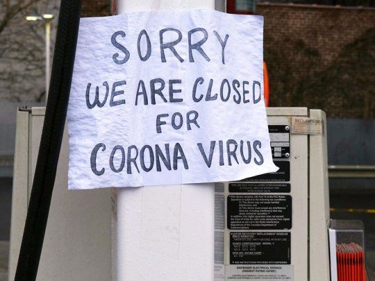 “Perdón, estamos cerrados por el coronavirus”, dice un cartel en Estados Unidos.