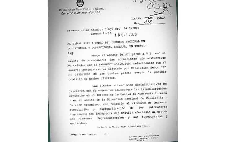 ámbito.com | Denuncia presentada por la Cancillería ante el juzgado de Norberto Oyarbide donde se pide investigar a funcionarios de esa cartera y a diplomáticos que vendieron sus autos en el país de forma ilegal.