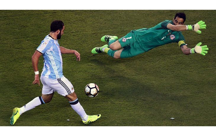 Higuaín erra el mano a mano frente a Chile en la final de la última Copa América.