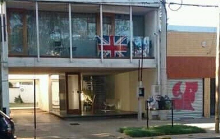 La bandera brit&aacute;nica apareci&oacute; en un&nbsp;departamento de La Plata el mismo d&iacute;a en el que se conmemoran los 38 a&ntilde;os del inicio de la Guerra de Malvinas.
