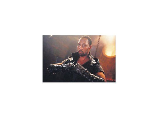 El astro del hip hop RZA sorprende en su debut como director con “El hombre con los puños de hierro” (que también protagoniza), fantasía ultraviolenta con una trama tan delirante como bien armada.