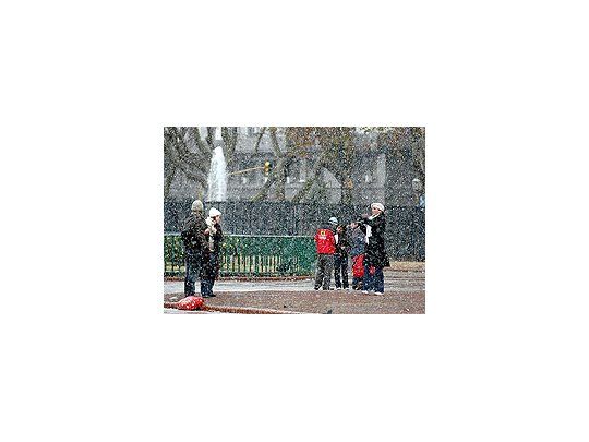 Una de las tantas imágenes de ayer en la ciudad: nadie pudo ocultar su sorpresa y alegríapor un fenómeno desconocido para buena parte de la gente.