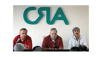 Los dirigentes de la CRA, de izquierda a derecha: Néstor Roulet vicepresidente primero, Horacio Llambías, presidente y Javier Jayo Ordoqui, secretario.