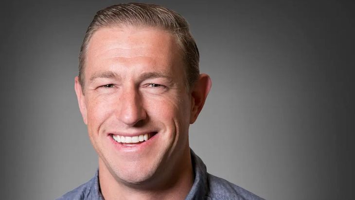 De pasante a millonario, Ryan Graves apostó por Uber cuando nadie lo hacía y hoy maneja millones gracias a esa jugada maestra.