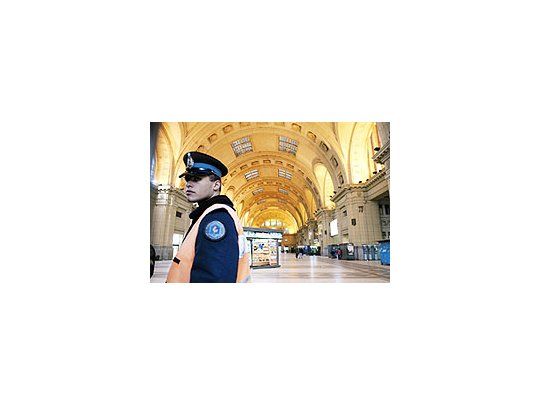 La Policíase parapetódetrás delvallado en elhall de laestaciónConstituciónmientras nohubo trenes.Luego deuna conciliaciónobligatoriacomenzó lanormalización.