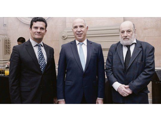 Émulo. En abril de 2017, el presidente de la Corte Suprema, Ricardo Lorenzetti, reunió a jueces federales con el impulsor del “Lava-Jato”, Sergio Moro. El juez Claudio Bonadio fue uno de los que obtuvo la fotografía con ambos.