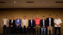 El gobernador Llaryora junto a los referentes de la Mesa de Enlace rural de su provincia.&nbsp;