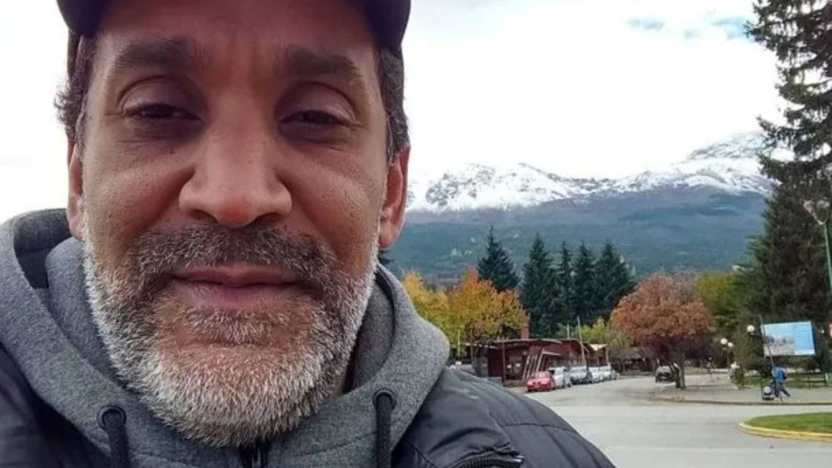 Diego Alonso, “The Chicken” of Okupas, lost his house in the fires in El Bolsón and now heads a collection to fight fire