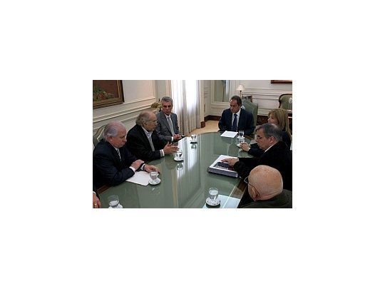 El gobernador Daniel Scioli recibió a los integrantes de la Comisión Provincial por la Memoria. A la derecha de Adolfo Pérez Esquivel, Hugo Cañón.
