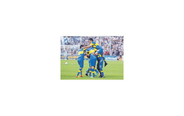 La felicidad de los jugadores de Boca festejando un triunfo clave.
