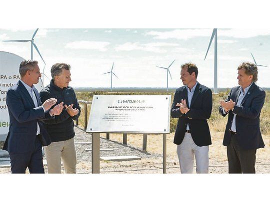 Inauguración. Jorge Brito (h), Mariano Arcioni, Mauricio Macri y Alejandro Sruoga, junto a operarios, ayer en Rawson.