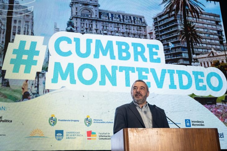 “El vínculo entre política y ciudadanía depende cada vez más de una comunicación efectiva”, sostuvo el intendente de Montevideo, Mario Bergara. “El vínculo entre política y ciudadanía depende cada vez más de una comunicación efectiva”, sostuvo el intendente de Montevideo, Mario Bergara.