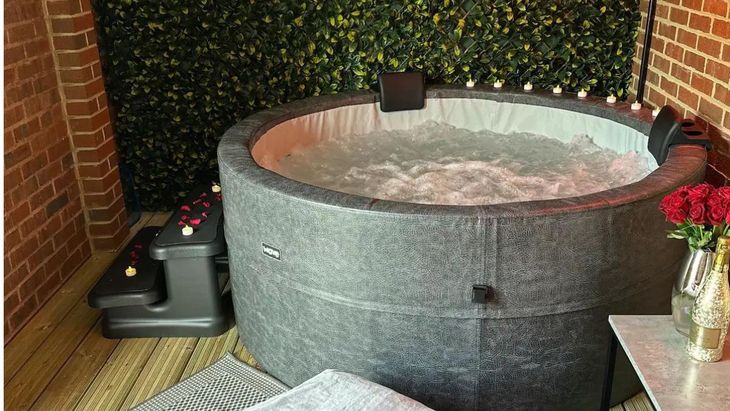 El jacuzzi ofrece un ambiente romántico y relajado. El jacuzzi ofrece un ambiente romántico y relajado.