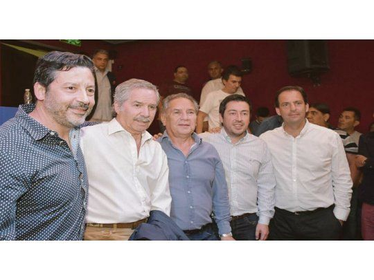 Compañeros. Gustavo Menéndez (Merlo), Alberto Descalzo (Ituzaingó), Leonardo Nardini (Malvinas Argentinas) y Ariel Sujarchuk (Escobar) se reunieron el lunes por la noche con el massista Felipe Solá para atraerlo al PJ.