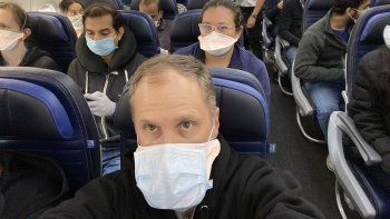 En la foto que publicó el médico, se ve como no hay asientos vacíos en todo el avión.