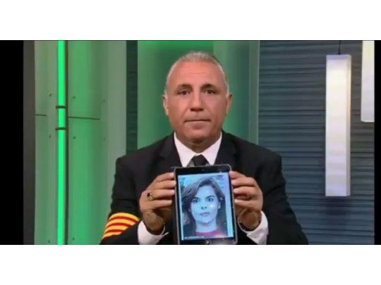 Hristo Stoichkov, denunció la intervención policial del domingo para frustrar el referendo en Cataluña que dejó más de 800 heridos y criticó con dureza al gobierno de España. En la imagen se lo vé con una foto de la vicepresidenta de España, Soraya Sáenz de Santamaría, a quien tildó de franquista.